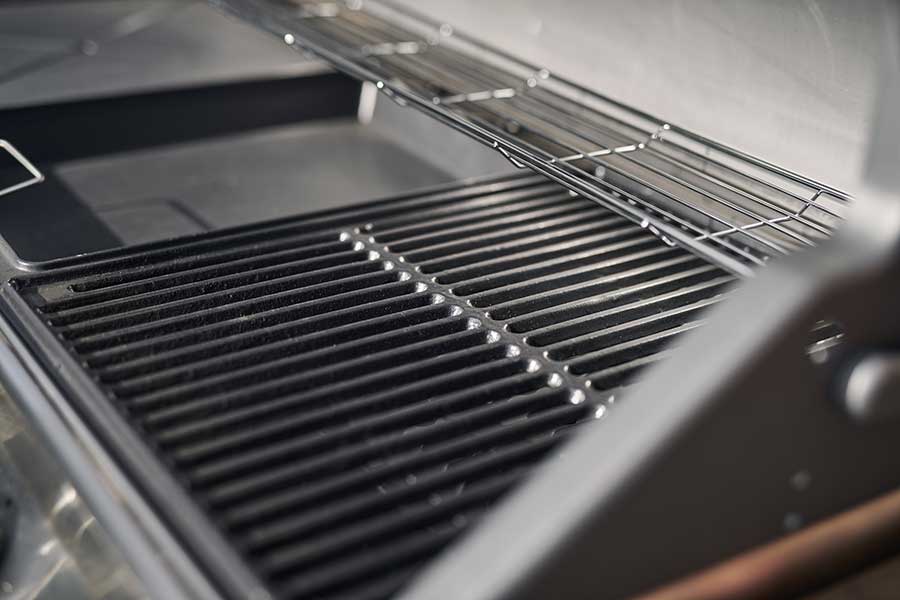 Kettler NEO outdoor kitchen features a large 6 burner grill